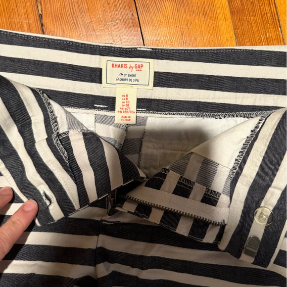 Khakis by Gap - the 3” short - Picture 3 of 3